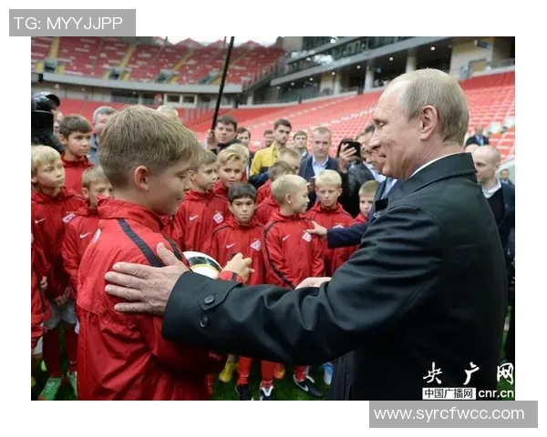普京与足球明星亲密合影展现体育与政治交融的独特瞬间 普京与足球明星亲密合影展现体育与政治交融的独特瞬间