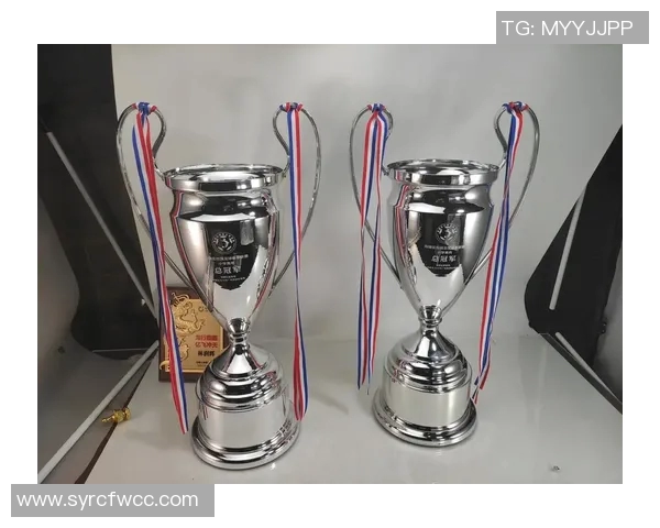 足球传奇退役时刻珍贵合影奖杯见证辉煌岁月与荣耀瞬间 足球传奇退役时刻珍贵合影奖杯见证辉煌岁月与荣耀瞬间